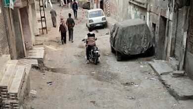 الفيديو الكامل لحظة تعدي رجل على طليقته في الشارع أمام المارة