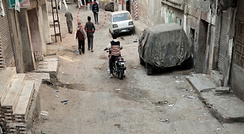 الفيديو الكامل لحظة تعدي رجل على طليقته في الشارع أمام المارة